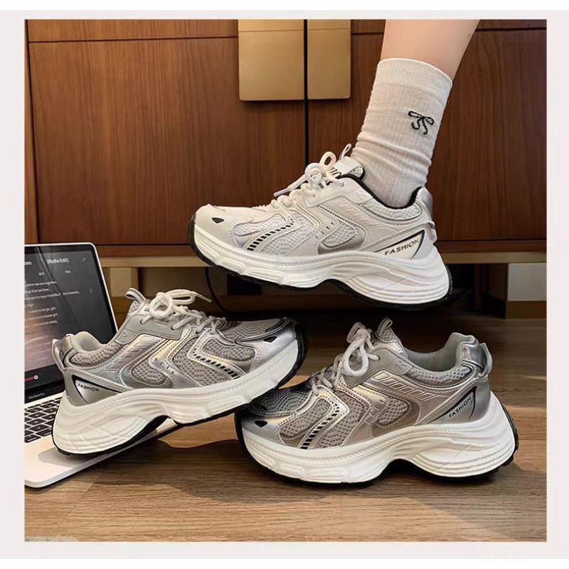 Guipure Lace Panel - รองเท้าผ้าใบผู้หญิงสไตล์ Unky Dad รุ่นสปริง 2026 ระบายอากาศได้ดี